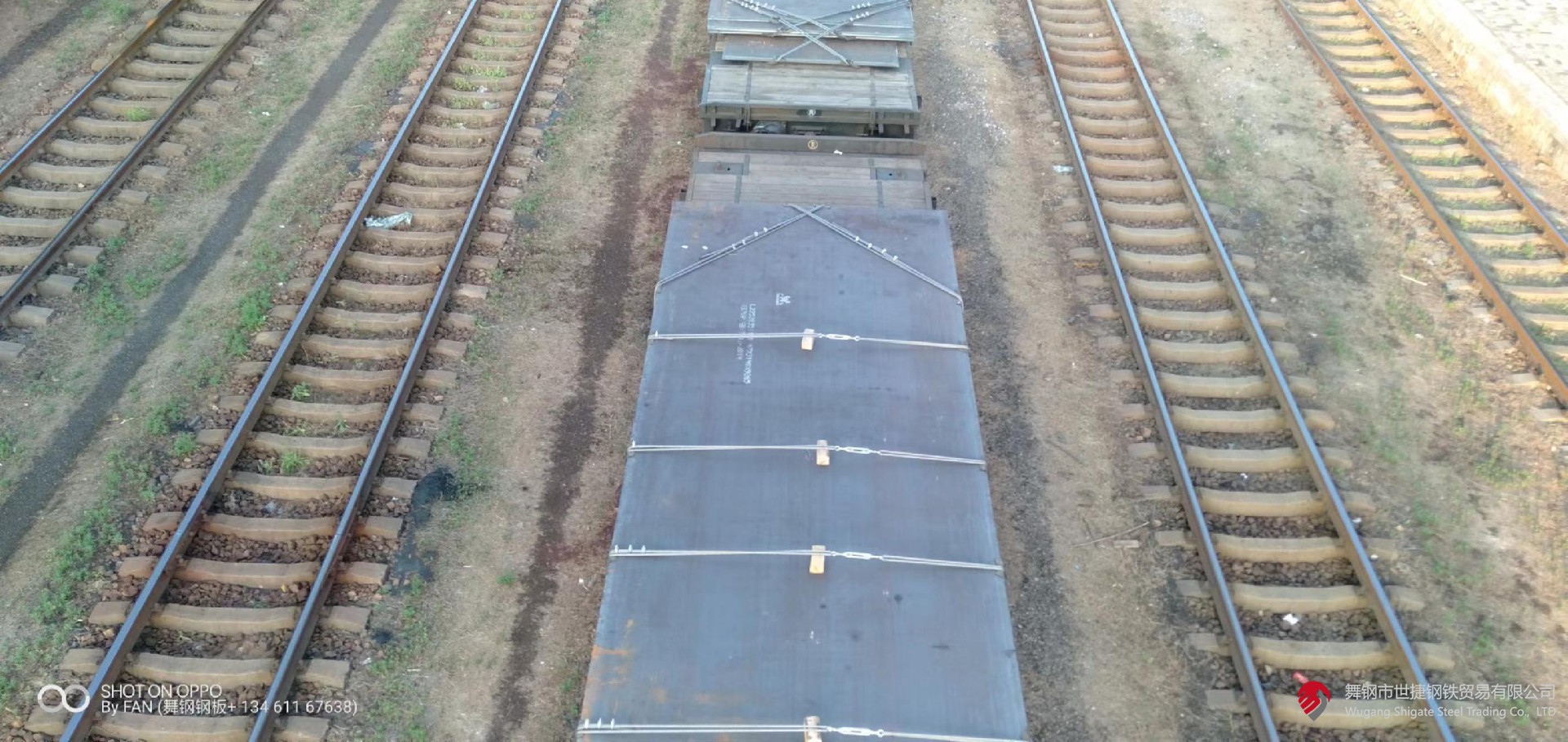 鋼是鐵、碳和少量其它元素的合金。 鋼材是鋼錠、鋼坯或鋼材通過(guò)壓力加工制成我們所需要的各種形狀、尺寸和性能的材料。 鋼材是國家建設和實(shí)現四化必不可少的重要物資，應用廣泛、品種繁多，根據斷面形狀的不同、一般分為型材、板材、管材和金屬制品四大類(lèi)、為了便于組織鋼材的生產(chǎn)、訂貨供應和搞好經(jīng)營(yíng)管理工作，又分為重軌、輕軌、大型型鋼、中型型鋼、小型型鋼、冷彎型鋼，優(yōu)質(zhì)型鋼、線(xiàn)材、中厚鋼板、薄鋼板、電工用硅鋼片、帶鋼、無(wú)縫鋼管、焊接鋼管、金屬制品等品種。