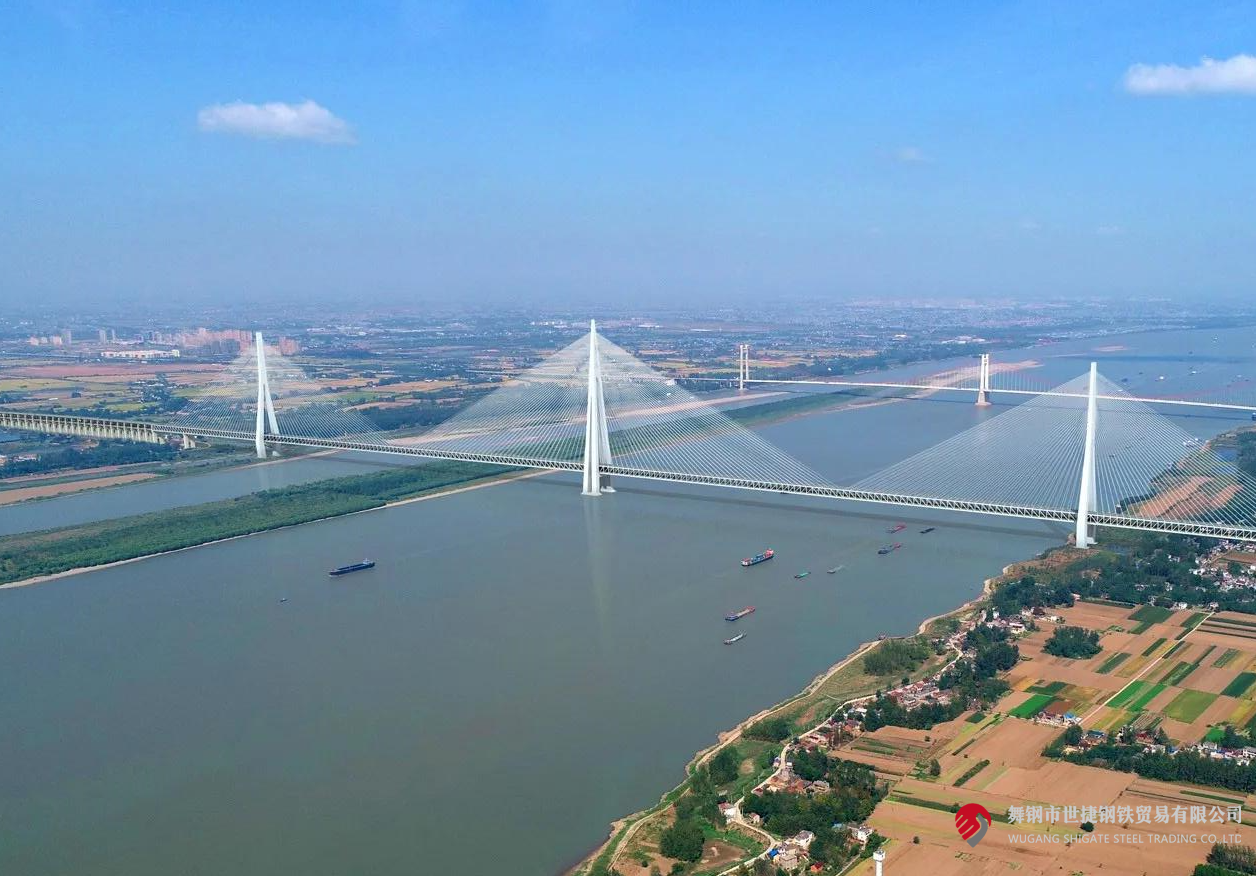 4月10日，中央電視臺《新聞聯(lián)播》和《東方時(shí)空》節目同時(shí)播報了更大跨度三塔斜拉橋——馬鞍山長(cháng)江公鐵大橋主塔開(kāi)始吊裝的消息。該項目建設過(guò)程中，河鋼集團舞鋼公司累計為其供應高級別橋梁鋼板Q370qE、Q420qE、Q500qE近6萬(wàn)噸，用于該橋關(guān)鍵部位建設。其中，批量供貨的高級別橋梁鋼Q500qE各項技術(shù)指標世界領(lǐng)先。目前，舞鋼橋梁鋼實(shí)現了從Q345到Q690級別的全覆蓋。  