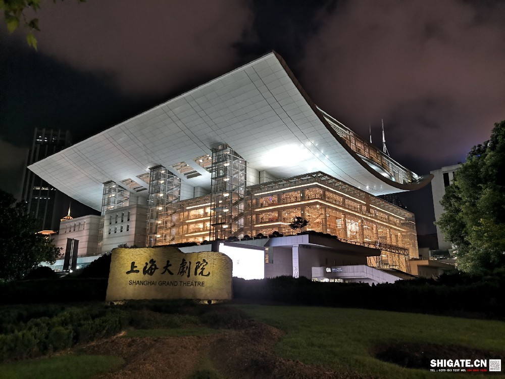 世界級歌劇院——上海大歌劇院是上?！笆濉逼陂g公共文化新布局中的重點(diǎn)建設項目之一，其整個(gè)建筑形體取“中國扇”之意。為讓最美“中國扇”在黃浦江畔綻開(kāi)，項目建設工程中運用了大量新技術(shù)、新工藝、新材料，尤其是其關(guān)鍵部位所用鋼材，與普通高層建筑用鋼板相比，除了要具備較強的抗壓性能外，還需承受比普通鋼板更強的抗撕裂、抗扭曲能力。同時(shí)，該項目對鋼板的表面質(zhì)量要求非?？量?。