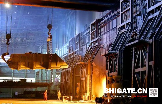 煉鐵過(guò)程實(shí)質(zhì)上是將鐵從其自然形態(tài)——礦石等含鐵化合物中還原出來(lái)的過(guò)程。煉鐵方法主要有高爐法、直接還原法、熔融還原法等，其原理是礦石在特定的氣氛中（還原物質(zhì)CO、H2、C；適宜溫度等）通過(guò)物化反應獲取還原后的生鐵。生鐵除了少部分用于鑄造外，絕大部分是作為煉鋼原料。  高爐煉鐵是現代煉鐵的主要方法，鋼鐵生產(chǎn)中的重要環(huán)節。這種方法是由古代豎爐煉鐵發(fā)展、改進(jìn)而成的。盡管世界各國研究發(fā)展了很多新的煉鐵法，但由于高爐煉鐵技術(shù)經(jīng)濟指標良好，工藝簡(jiǎn)單，生產(chǎn)量大,勞動(dòng)生產(chǎn)率高,能耗低，這種方法生產(chǎn)的鐵仍占世界鐵總產(chǎn)量的95％以上。  煉鐵工藝是是將含鐵原料（燒結礦、球團礦或鐵礦）、燃料（焦炭、煤粉等）及其它輔助原料（石灰石、白云石、錳礦等）按一定比例自高爐爐頂裝入高爐，并由熱風(fēng)爐在高爐下部沿爐周的風(fēng)口向高爐內鼓入熱風(fēng)助焦炭燃燒（有的高爐也噴吹煤粉、重油、天然氣等輔助燃料），在高溫下焦炭中的碳同鼓入空氣中的氧燃燒生成的一氧化碳和氫氣。  原料、燃料隨著(zhù)爐內熔煉等過(guò)程的進(jìn)行而下降，在爐料下降和上升的煤氣相遇，先后發(fā)生傳熱、還原、熔化、脫炭作用而生成生鐵，鐵礦石原料中的雜質(zhì)與加入爐內的熔劑相結合而成渣，爐底鐵水間斷地放出裝入鐵水罐，送往煉鋼廠(chǎng)。同時(shí)產(chǎn)生高爐煤氣，爐渣兩種副產(chǎn)品，高爐渣鐵主要礦石中不還原的雜質(zhì)和石灰石等熔劑結合生成，自渣口排出后，經(jīng)水淬處理后全部作為水泥生產(chǎn)原料；產(chǎn)生的煤氣從爐頂導出，經(jīng)除塵后，作為熱風(fēng)爐、加熱爐、焦爐、鍋爐等的燃料。