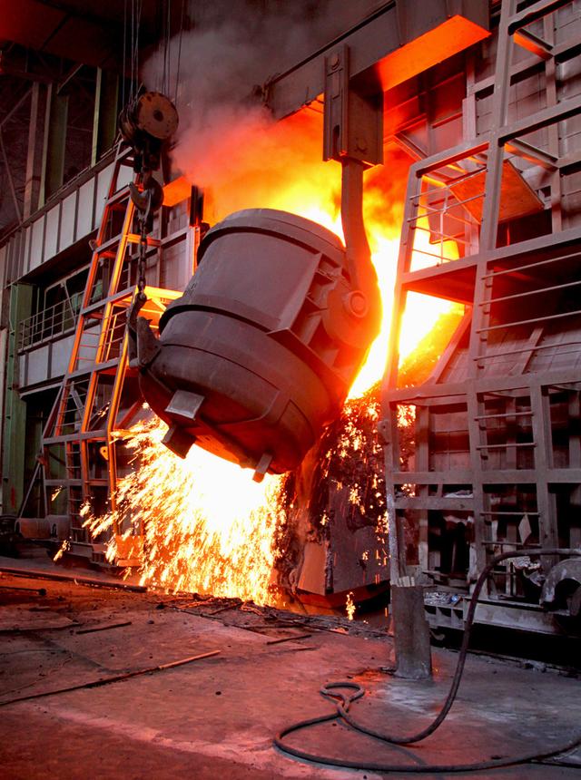 煉鐵過(guò)程實(shí)質(zhì)上是將鐵從其自然形態(tài)——礦石等含鐵化合物中還原出來(lái)的過(guò)程。煉鐵方法主要有高爐法、直接還原法、熔融還原法等，其原理是礦石在特定的氣氛中（還原物質(zhì)CO、H2、C；適宜溫度等）通過(guò)物化反應獲取還原后的生鐵。生鐵除了少部分用于鑄造外，絕大部分是作為煉鋼原料。  高爐煉鐵是現代煉鐵的主要方法，鋼鐵生產(chǎn)中的重要環(huán)節。這種方法是由古代豎爐煉鐵發(fā)展、改進(jìn)而成的。盡管世界各國研究發(fā)展了很多新的煉鐵法，但由于高爐煉鐵技術(shù)經(jīng)濟指標良好，工藝簡(jiǎn)單，生產(chǎn)量大,勞動(dòng)生產(chǎn)率高,能耗低，這種方法生產(chǎn)的鐵仍占世界鐵總產(chǎn)量的95％以上。  煉鐵工藝是是將含鐵原料（燒結礦、球團礦或鐵礦）、燃料（焦炭、煤粉等）及其它輔助原料（石灰石、白云石、錳礦等）按一定比例自高爐爐頂裝入高爐，并由熱風(fēng)爐在高爐下部沿爐周的風(fēng)口向高爐內鼓入熱風(fēng)助焦炭燃燒（有的高爐也噴吹煤粉、重油、天然氣等輔助燃料），在高溫下焦炭中的碳同鼓入空氣中的氧燃燒生成的一氧化碳和氫氣。  原料、燃料隨著(zhù)爐內熔煉等過(guò)程的進(jìn)行而下降，在爐料下降和上升的煤氣相遇，先后發(fā)生傳熱、還原、熔化、脫炭作用而生成生鐵，鐵礦石原料中的雜質(zhì)與加入爐內的熔劑相結合而成渣，爐底鐵水間斷地放出裝入鐵水罐，送往煉鋼廠(chǎng)。同時(shí)產(chǎn)生高爐煤氣，爐渣兩種副產(chǎn)品，高爐渣鐵主要礦石中不還原的雜質(zhì)和石灰石等熔劑結合生成，自渣口排出后，經(jīng)水淬處理后全部作為水泥生產(chǎn)原料；產(chǎn)生的煤氣從爐頂導出，經(jīng)除塵后，作為熱風(fēng)爐、加熱爐、焦爐、鍋爐等的燃料。