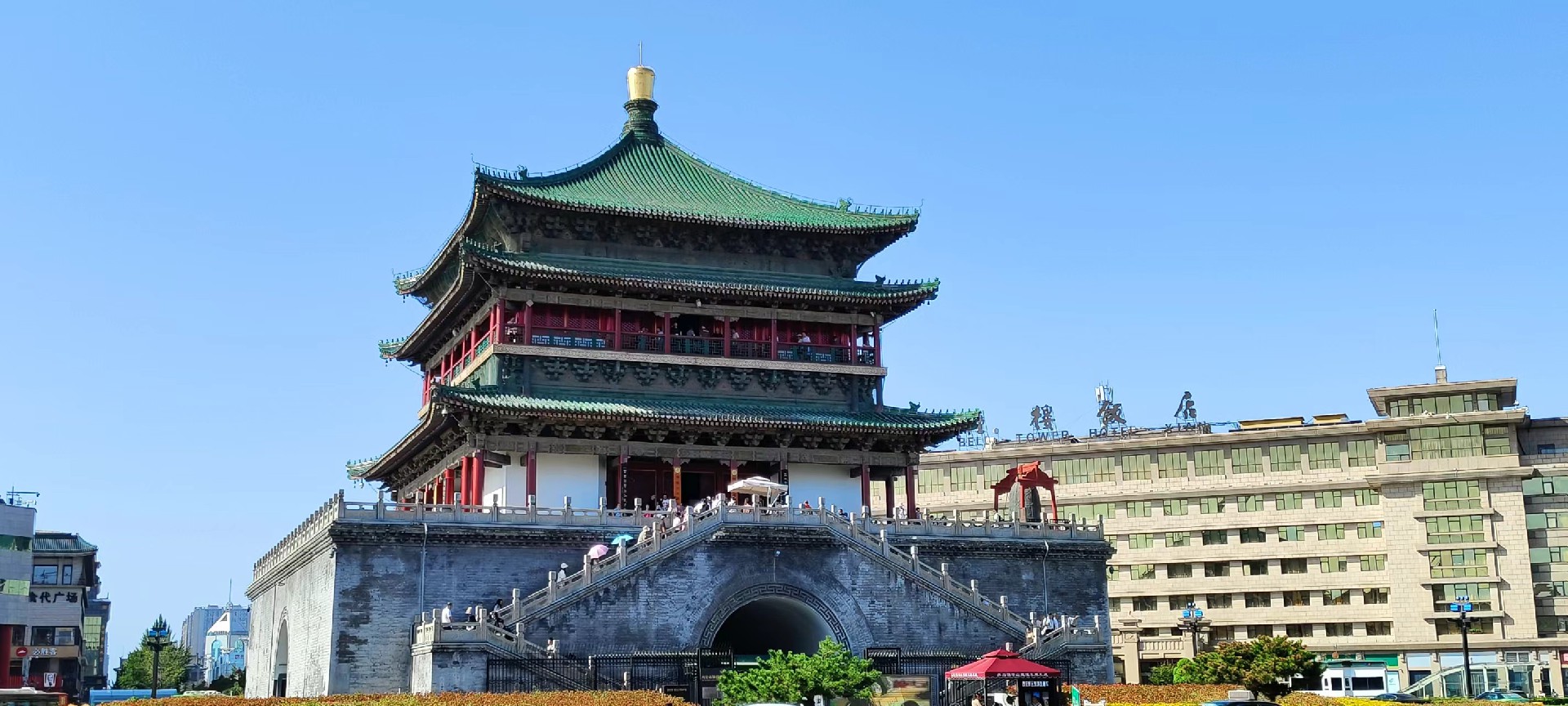 西安是國務(wù)院公布的首批國家歷史文化名城，有西周、秦、西漢、唐等在內的13個(gè)朝代在此建都，是世界四大古都之一，中國古都學(xué)會(huì )認定的中國建都朝代最多、帝都歷史最長(cháng)的古都。曾經(jīng)作為中國首都和政治、經(jīng)濟、文化中心長(cháng)達1100多年。旅游景點(diǎn)有秦始皇兵馬俑博物館、大雁塔、陜西歷史博物館、華清池景區、碑林博物館等