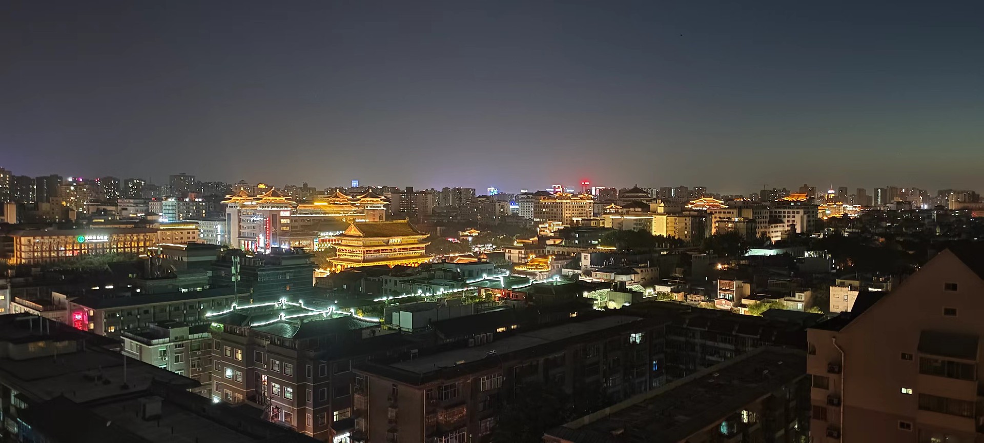 西安是國務(wù)院公布的首批國家歷史文化名城，有西周、秦、西漢、唐等在內的13個(gè)朝代在此建都，是世界四大古都之一，中國古都學(xué)會(huì )認定的中國建都朝代最多、帝都歷史最長(cháng)的古都。曾經(jīng)作為中國首都和政治、經(jīng)濟、文化中心長(cháng)達1100多年。旅游景點(diǎn)有秦始皇兵馬俑博物館、大雁塔、陜西歷史博物館、華清池景區、碑林博物館等