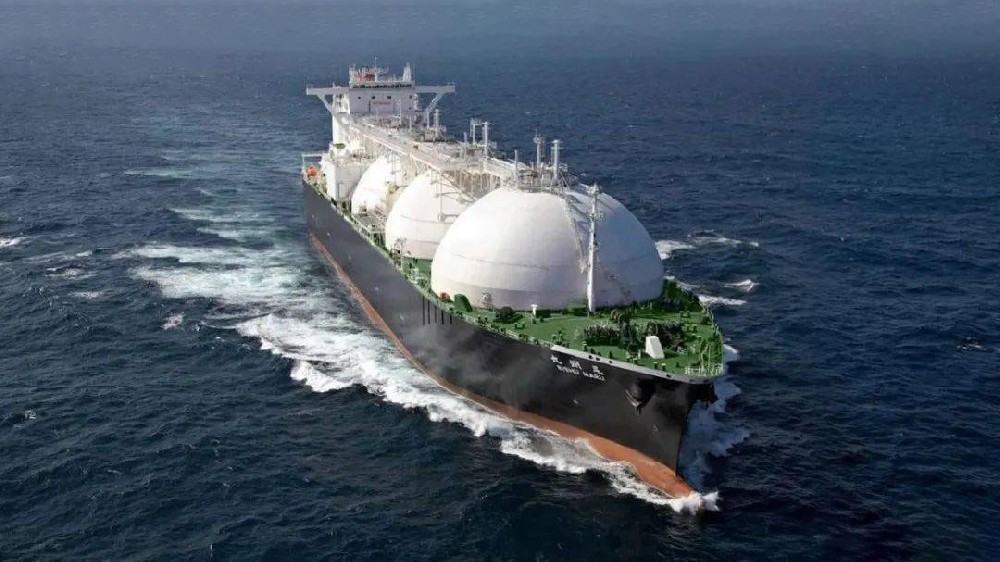  9月20日，在萬(wàn)里長(cháng)江入?？诒眰鹊慕K省啟東市，由南通中集太平洋海洋工程有限公司采用河鋼集團舞鋼公司高錳鋼制造的高錳鋼船“GasChemPhoenix”用燃料罐交付使用。舞鋼生產(chǎn)的高錳鋼率先實(shí)現了實(shí)船應用，標志著(zhù)新一代低成本、高性能超低溫用國產(chǎn)高錳鋼從材料的基礎研究向工程應用邁出了堅實(shí)的一步，對高錳低溫鋼的推廣和應用具有里程碑式的意義。 LNG（液化天然氣）新型低溫材料高錳鋼，是一種錳含量在22%~25%、不含鎳的一種純奧氏體合金鋼，具有良好低溫韌性、高強度、高延展性能，相比目前傳統LNG船罐材料所用的鎳系低溫鋼，有更加明顯的經(jīng)濟效益。因此高錳鋼的應用對于LNG船舶制造企業(yè)降低生產(chǎn)成本、提升市場(chǎng)競爭力等方面有著(zhù)重要的實(shí)際意義。  本報訊 9月20日，在萬(wàn)里長(cháng)江入?？诒眰鹊慕K省啟東市，由南通中集太平洋海洋工程有限公司采用河鋼集團舞鋼公司高錳鋼制造的國內首臺套高錳鋼船“GasChemPhoenix”用燃料罐交付使用。舞鋼生產(chǎn)的高錳鋼在國內率先實(shí)現了實(shí)船應用，標志著(zhù)新一代低成本、高性能超低溫用國產(chǎn)高錳鋼從材料的基礎研究向國內工程應用邁出了堅實(shí)的一步，對高錳低溫鋼的推廣和應用具有里程碑式的意義。 LNG（液化天然氣）新型低溫材料高錳鋼，是一種錳含量在22%~25%、不含鎳的一種純奧氏體合金鋼，具有良好低溫韌性、高強度、高延展性能，相比目前傳統LNG船罐材料所用的鎳系低溫鋼，有更加明顯的經(jīng)濟效益。因此高錳鋼的應用對于LNG船舶制造企業(yè)降低生產(chǎn)成本、提升市場(chǎng)競爭力等方面有著(zhù)重要的實(shí)際意義。  1728719721157406.jpg  為助力國家清潔能源水上應用，落實(shí)河鋼集團戰略部署，舞鋼作為中國特鋼生產(chǎn)基地，于2019年在國內率先工業(yè)化生產(chǎn)出不同厚度規格（8毫米~63.5毫米）的高錳鋼板。經(jīng)中國船舶重工集團公司某研究所檢驗，該產(chǎn)品塑韌性?xún)?yōu)良，指標遠超IMO（國際海事組織）和船規的最新要求，達到國際先進(jìn)水平，打破了國外長(cháng)期壟斷船用LNG高錳鋼的局面，率先填補了國內該種鋼材生產(chǎn)技術(shù)空白。 2022年以來(lái)，為了加速高錳鋼實(shí)船應用，由船級社、舞鋼、南通中集太平洋海洋工程有限公司及研究院所等單位共同組建聯(lián)合研發(fā)團隊，突破了高錳鋼的材料性能調控、焊材研發(fā)匹配、儲罐成型制備等一系列技術(shù)瓶頸，并發(fā)布了產(chǎn)品標準和應用指南，實(shí)現了我國高錳鋼從材料到應用全產(chǎn)業(yè)鏈條的原始創(chuàng  )新。  為助力國家清潔能源水上應用，落實(shí)河鋼集團戰略部署，舞鋼作為中國特鋼生產(chǎn)基地，于2019年工業(yè)化生產(chǎn)出不同厚度規格（8毫米~63.5毫米）的高錳鋼板。經(jīng)中國船舶重工集團公司某研究所檢驗，該產(chǎn)品塑韌性?xún)?yōu)良，指標遠超IMO（國際海事組織）和船規的更新要求，達到國際先進(jìn)水平，打破了國外長(cháng)期壟斷船用LNG高錳鋼的局面，率先填補了該種鋼材生產(chǎn)技術(shù)空白。 2022年以來(lái)，為了加速高錳鋼實(shí)船應用，由船級社、舞鋼、南通中集太平洋海洋工程有限公司及研究院所等單位共同組建聯(lián)合研發(fā)團隊，突破了高錳鋼的材料性能調控、焊材研發(fā)匹配、儲罐成型制備等一系列技術(shù)瓶頸，并發(fā)布了產(chǎn)品標準和應用指南，實(shí)現了我國高錳鋼從材料到應用全產(chǎn)業(yè)鏈條的原始創(chuàng  )新。