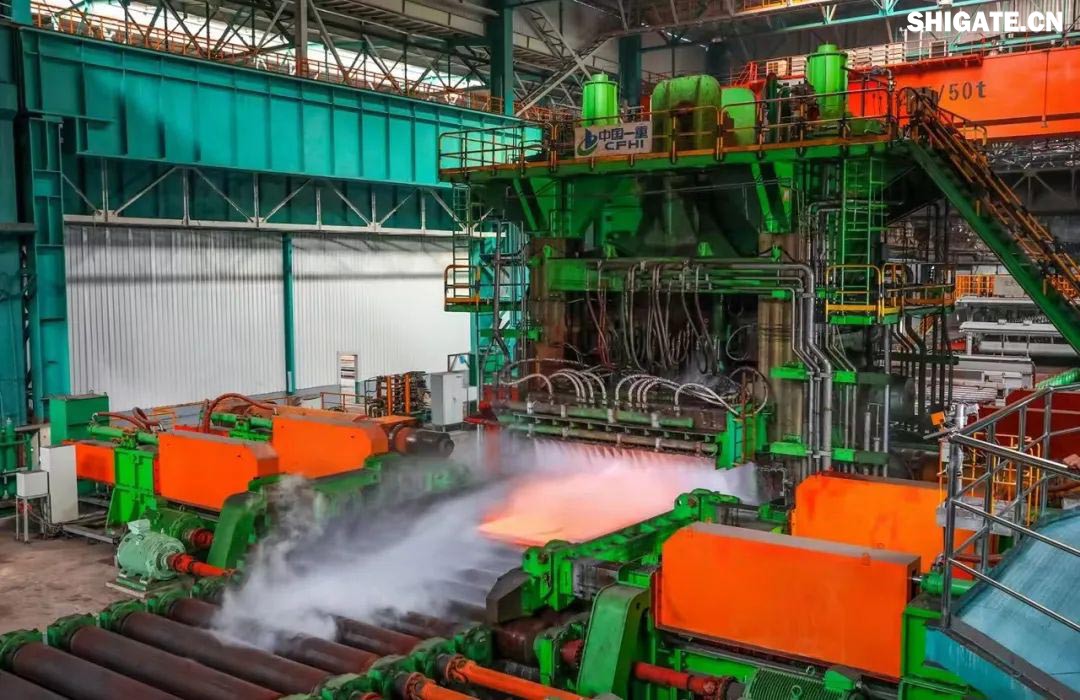 近日，河鋼集團舞鋼公司研發(fā)生產(chǎn)的大厚度、技術(shù)難度碳錳釩SA737系列容器鋼板順利交付某重點(diǎn)客戶(hù)，鋼板的各項性能指標均達到國內水平，成功實(shí)現“國內首發(fā)”。該產(chǎn)品在舞鋼公司批量生產(chǎn)成功，對于鞏固并擴大舞鋼公司品種優(yōu)勢，引領(lǐng)寬厚板行業(yè)質(zhì)量發(fā)展具有十分重要的意義。