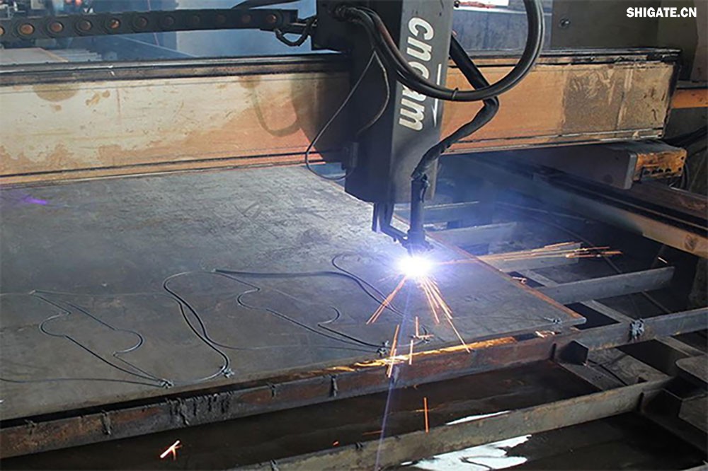 在工業(yè)生產(chǎn)中，鋼板切割是一項至關(guān)重要的工藝，廣泛應用于機械制造、建筑、橋梁建設等多個(gè)領(lǐng)域。為了滿(mǎn)足不同項目的需求，鋼板切割采用了多種加工方式。本文將詳細介紹鋼板切割中常見(jiàn)的幾種加工方式，包括火焰切割、激光切割、等離子切割、水刀切割以及機械切割等。    一、火焰切割    火焰切割是利用氧氣和乙炔的燃燒產(chǎn)生的高溫火焰來(lái)切割鋼板的一種加工方式。在切割過(guò)程中，火焰將鋼板局部加熱至熔化狀態(tài)，同時(shí)氧氣流將熔化的金屬吹走，形成切口?；鹧媲懈钤O備相對簡(jiǎn)單，成本低廉，適用于切割厚度較大的鋼板。然而，由于切割過(guò)程中產(chǎn)生的熱影響區較大，易導致鋼板變形和材質(zhì)變化，因此精度和表面質(zhì)量相對較低。          二、激光切割    激光切割是利用高功率密度的激光束照射鋼板表面，使鋼板迅速熔化、汽化或達到點(diǎn)燃點(diǎn)，同時(shí)以高速氣流將熔化或燃燒的金屬吹走，形成切口。激光切割具有切割速度快、精度高、熱影響區小等優(yōu)點(diǎn)，特別適用于切割薄板和中厚板。此外，激光切割還能實(shí)現自動(dòng)化和智能化生產(chǎn)，提高生產(chǎn)效率。            三、等離子切割    等離子切割是利用高溫、高速度的等離子氣體流對鋼板進(jìn)行切割的一種加工方式。在切割過(guò)程中，等離子氣體流將鋼板局部熔化，并通過(guò)氣流將熔化的金屬吹走。等離子切割適用于切割中厚板和厚板，具有切割速度快、熱影響區小、切口平整等優(yōu)點(diǎn)。然而，等離子切割設備的成本較高，維護也相對復雜。    四、水刀切割    水刀切割是利用高壓水流對鋼板進(jìn)行切割的一種加工方式。在切割過(guò)程中，高壓水流將鋼板局部沖蝕，形成切口。水刀切割具有切割精度高、表面質(zhì)量好、無(wú)熱影響區等優(yōu)點(diǎn)，特別適用于切割薄板和對表面質(zhì)量要求較高的項目。此外，水刀切割還能實(shí)現綠色生產(chǎn)，減少環(huán)境污染。    五、機械切割    機械切割是利用切割機械對鋼板進(jìn)行切割的一種加工方式，如鋸床切割、銑床切割等。機械切割適用于切割各種厚度和材質(zhì)的鋼板，具有切割精度高、切口平整、適應性強等優(yōu)點(diǎn)。然而，機械切割的速度相對較慢，生產(chǎn)效率較低，且對于較厚的鋼板，切割難度較大。            在選擇鋼板切割加工方式時(shí)，需要根據項目的具體需求、鋼板的厚度和材質(zhì)、生產(chǎn)效率和成本等因素進(jìn)行綜合考慮。對于要求高精度、高表面質(zhì)量的切割項目，激光切割和水刀切割是較為理想的選擇；對于切割厚度較大、對表面質(zhì)量要求不高的項目，火焰切割和等離子切割則更具優(yōu)勢；而對于需要靈活應對各種切割需求的場(chǎng)景，機械切割則是一種可靠的選擇。    總之，隨著(zhù)科技的不斷進(jìn)步和工業(yè)生產(chǎn)的不斷發(fā)展，鋼板切割加工方式也在不斷創(chuàng  )新和完善。了解各種加工方式的優(yōu)缺點(diǎn)，并根據實(shí)際需求選擇合適的加工方式，對于提高鋼板切割的質(zhì)量和效率具有重要意義。