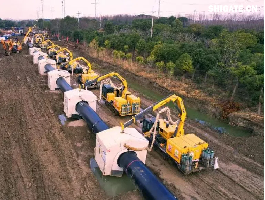 我國重要的能源大通道——中俄東線(xiàn)天然氣管道工程于2024年11月18日全線(xiàn)完工。在該項目的建設過(guò)程中，舞鋼公司供應的X80（D1422毫米×57毫米）管線(xiàn)鋼，是目前國內應用在工程項目上厚度、管徑、技術(shù)難度均實(shí)現突破的管線(xiàn)鋼。生產(chǎn)該類(lèi)管線(xiàn)鋼，不僅厚度規格以前從來(lái)沒(méi)有嘗試過(guò)，而且技術(shù)條件中的沖擊試驗溫度也由零下30攝氏度降至零下45攝氏度，沖擊功值卻由70焦耳提升到135焦耳，超出國家標準95焦耳。舞鋼公司對鋼種成分及生產(chǎn)工藝進(jìn)行優(yōu)化，確保了各項指標全部?jì)?yōu)于客戶(hù)要求，實(shí)現大批量供貨。 