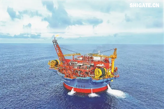 亞洲首艘圓筒型海上油氣加工廠(chǎng)“?？惶枴庇?024年9月19日投產(chǎn)，其深水吸力錨制造用鋼全部是“舞鋼牌”鋼板。由于“?？惶枴蔽﹀^的工作水深達到324米，舞鋼公司按照技術(shù)參數，為其“量身定制”海工鋼。按照合同要求，所有板材都要加做板厚1/2處性能檢驗，對碳當量、焊接要求極嚴苛；實(shí)施DNV入級檢驗，對設計、材料、建造、檢驗要求極嚴苛，且工期較緊。舞鋼公司以滿(mǎn)足客戶(hù)需求為目標，強化過(guò)程管控，順利實(shí)現按期交貨。 