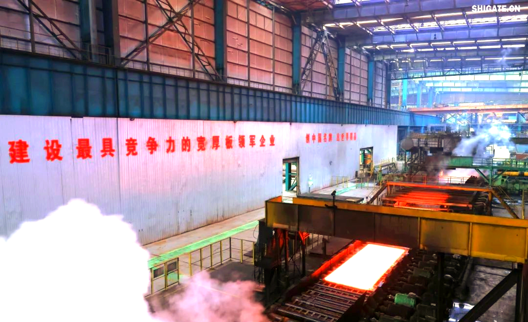 260余種寬厚板產(chǎn)品成功替代進(jìn)口或按國外標準生產(chǎn)，多個(gè)品種填補國內空白并獨家供貨，更有40余種遠銷(xiāo)海外。舞鋼公司不僅主導制定了臨氫設備用鉻鉬合金鋼板等十余項國家標準，還榮獲國家科學(xué)技術(shù)進(jìn)步獎一等獎2項、二等獎1項，省部級科技進(jìn)步獎更是數不勝數。自創(chuàng  )立以來(lái)，河鋼集團舞鋼公司便深耕寬厚板研發(fā)制造，打造出響亮的民族品牌，穩坐椅子。