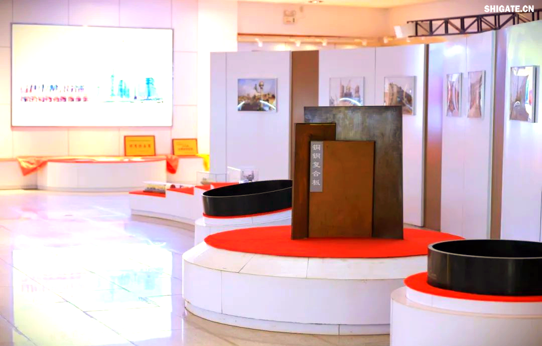 260余種寬厚板產(chǎn)品成功替代進(jìn)口或按國外標準生產(chǎn)，多個(gè)品種填補國內空白并獨家供貨，更有40余種遠銷(xiāo)海外。舞鋼公司不僅主導制定了臨氫設備用鉻鉬合金鋼板等十余項國家標準，還榮獲國家科學(xué)技術(shù)進(jìn)步獎一等獎2項、二等獎1項，省部級科技進(jìn)步獎更是數不勝數。自創(chuàng  )立以來(lái)，河鋼集團舞鋼公司便深耕寬厚板研發(fā)制造，打造出響亮的民族品牌，穩坐椅子。