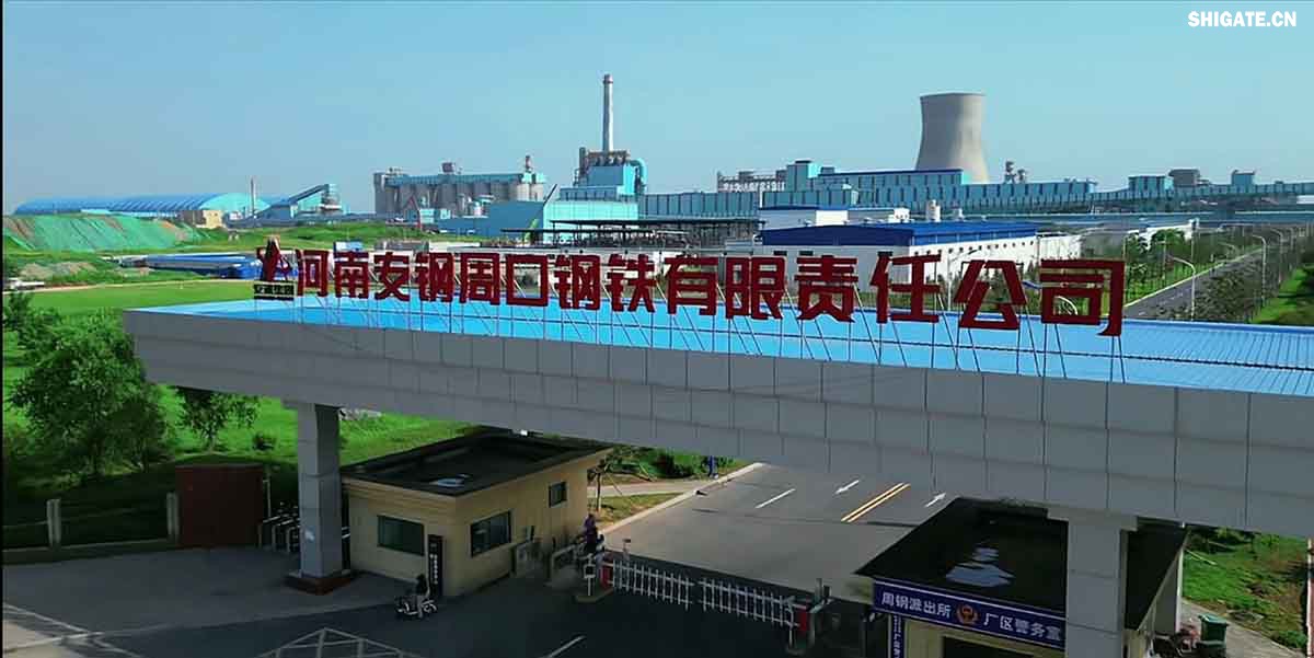 6月1日，河南鋼鐵集團周口基地簡(jiǎn)稱(chēng)（周鋼）二期寬厚板項目控制中心迎來(lái)重要里程碑：當操作員按下5500mm精軋機的軋制按鈕，通紅的鋼板如熔金般奔騰穿過(guò)軋輥，標志著(zhù)5500mm軋機熱試圓滿(mǎn)成功。這一震撼場(chǎng)景與5月31日RH真空精煉爐、熱處理線(xiàn)熱試成功交相輝映，正式宣告“5600mm+5500mm雙寬機架”寬厚板生產(chǎn)線(xiàn)全線(xiàn)貫通！生產(chǎn)線(xiàn)總長(cháng)度達到1.4公里，構成了國內已知更長(cháng)的寬厚板軋鋼車(chē)間，連接了近20個(gè)精密工序，深基坑群實(shí)現了全線(xiàn)的貫通布局。其智能化、綠色化發(fā)展及特鋼轉型進(jìn)程由此開(kāi)啟全新篇章！