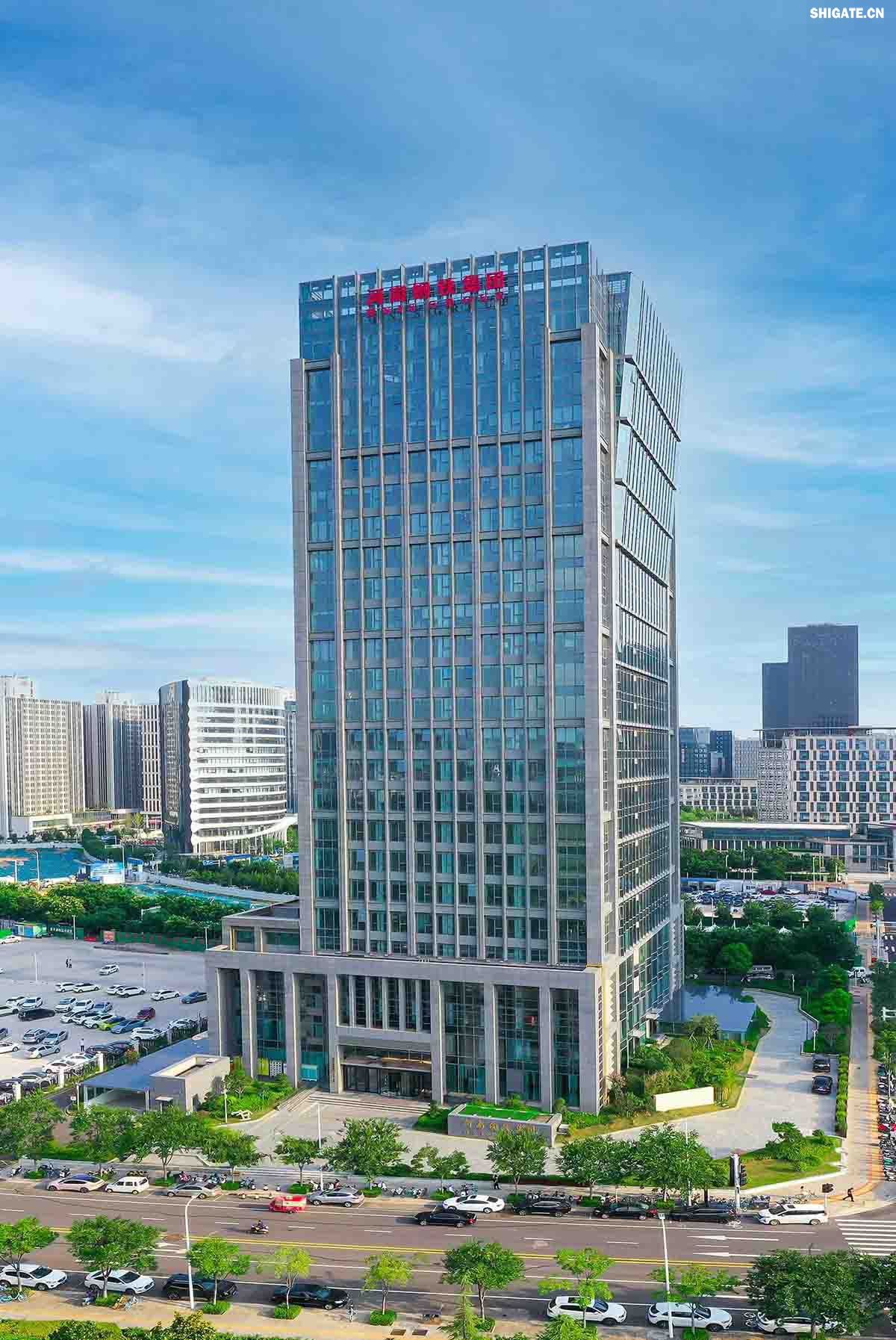 河南鋼鐵集團有限公司（以下簡(jiǎn)稱(chēng)河南鋼鐵集團）2023年3月1日注冊成立，注冊資本為人民幣200億元，旗下有安鋼股份公司、周口鋼鐵公司（周鋼）、洛陽(yáng)銅加工集團、舞陽(yáng)礦業(yè)公司等子企業(yè)。薄學(xué)斌同志任董事長(cháng)。河南鋼鐵集團是省委、省政府為推動(dòng)全省鋼鐵產(chǎn)業(yè)轉型提質(zhì)、結構調整和布局優(yōu)化，而作出的重大決策。河南鋼鐵集團的核心企業(yè)安鋼始建于1958年，是新中國第一批重點(diǎn)建設的鋼鐵企業(yè)，為河南經(jīng)濟社會(huì )發(fā)展作出了不可磨滅的歷史性貢獻。2023年12月，洛陽(yáng)銅加工集團有限責任公司加入集團大家庭，開(kāi)啟了全省鋼鐵、有色產(chǎn)業(yè)融合發(fā)展新征程；2024年7月，集團進(jìn)入省管重要骨干企業(yè)序列，肩負起帶動(dòng)全省鋼鐵產(chǎn)業(yè)轉型提質(zhì)、結構調整、布局優(yōu)化和推進(jìn)全省鋼鋁銅鎂融合發(fā)展的重要使命。