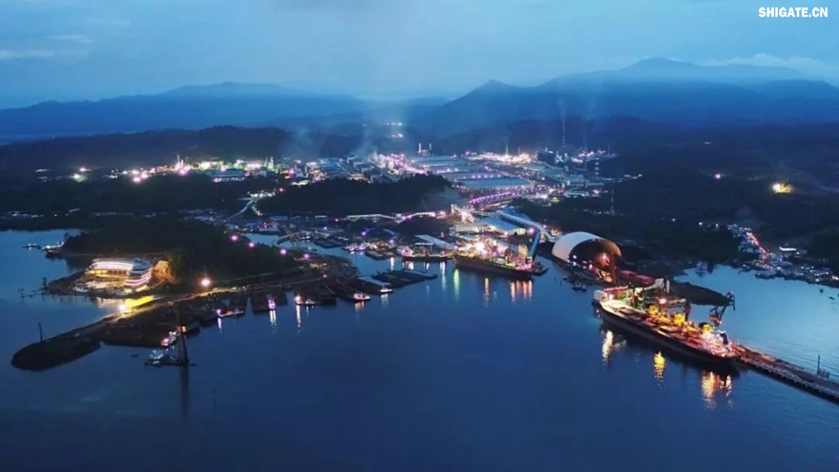 你聽(tīng)說(shuō)過(guò)歐洲"鋼鐵心臟"萎縮的消息嗎？為什么曾經(jīng)強大的歐盟鋼鐵產(chǎn)業(yè)如今正在迅速崩塌？特朗普政府重啟的25%鋼鐵關(guān)稅究竟給歐洲造成了多大沖擊？在全球貿易保護主義重燃的今天，歐盟的慘痛教訓對中國有何警示意義？數據顯示，2025年一季度，歐盟對美鋼鐵出口同比驟降42%，損失約150萬(wàn)噸訂單和45億歐元收入。與此同時(shí)，中國鋼鐵卻逆勢增長(cháng)，2024年出口量突破1.11億噸，創(chuàng  )下8年來(lái)新高。這背后有哪些產(chǎn)業(yè)鏈布局的深層差異？中國又該如何從歐盟的失敗中吸取經(jīng)驗，打贏(yíng)未來(lái)全球貿易的三大突圍戰？