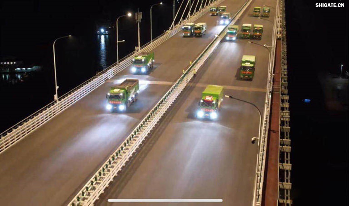 6月16日22時(shí)，大跨度斜拉橋——常泰長(cháng)江大橋燈火通明，車(chē)聲轟鳴，一場(chǎng)通車(chē)前的“極限挑戰”正緊張進(jìn)行。30輛總重達1200噸的四軸加載車(chē)，分批列隊駛上橋面預先劃定的?？奎c(diǎn)，并由提前布置在橋梁各關(guān)鍵部位的869個(gè)傳感器開(kāi)展實(shí)時(shí)監測，采集測試數據。由此，大橋跨江公鐵合建段主橋橋梁荷載試驗全面啟動(dòng)。