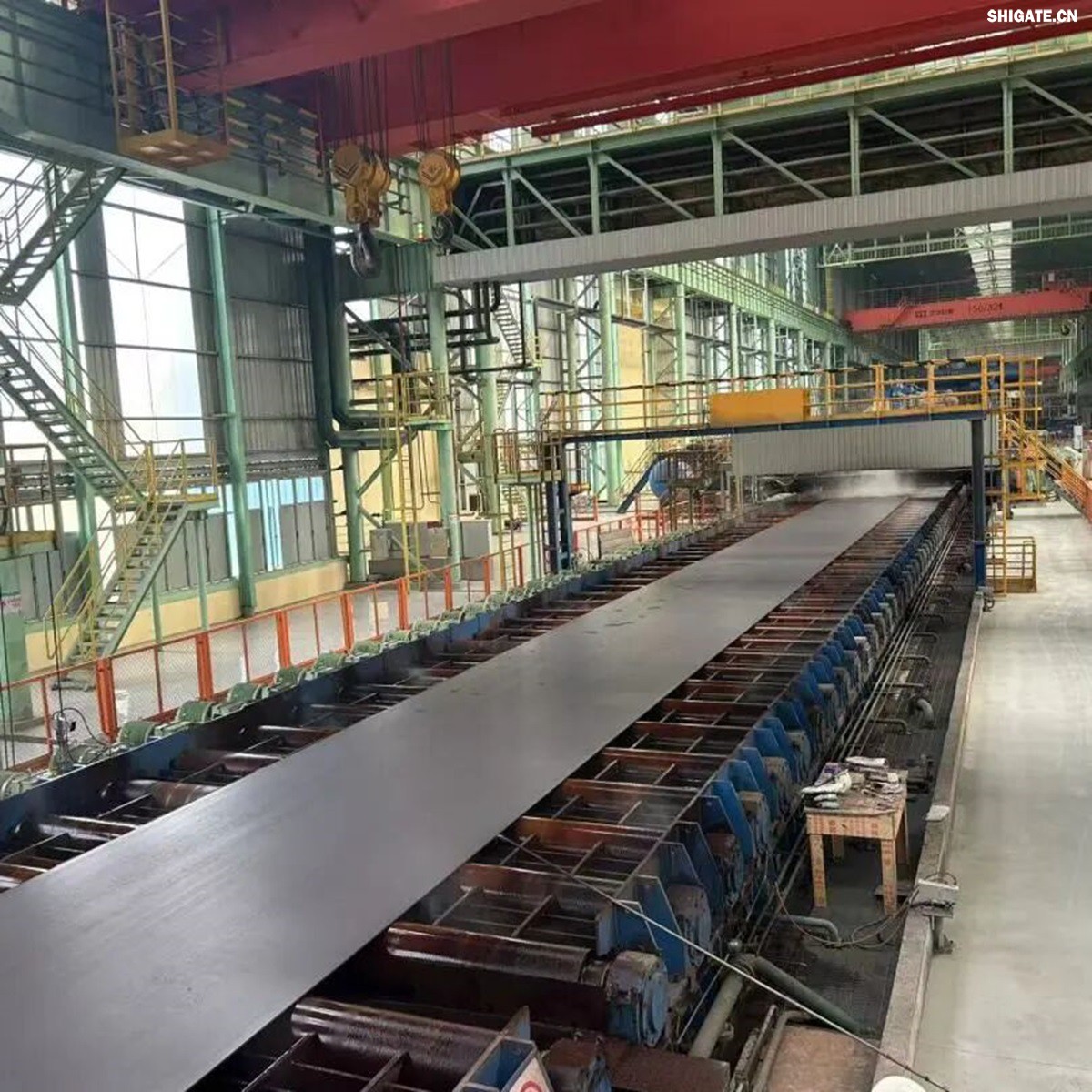 12月2日，周口基地傳來(lái)喜訊——其寬厚板產(chǎn)線(xiàn)先后完成了14mm、12mm規格鋼板的首次軋制，此次試軋的低溫壓力容器鋼板09MnNiDR和工程機械用鋼Q355B兩種牌號鋼板均順利下線(xiàn)，經(jīng)嚴格檢測，各項指標均超過(guò)標準要求。這一突破標志著(zhù)該基地雙超寬機架產(chǎn)線(xiàn)在6mm至300mm寬厚板的規格拓展征程中邁出了堅實(shí)的一步，好產(chǎn)品的覆蓋范圍得以進(jìn)一步擴大。    